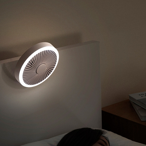 MINI VENTILADOR CON GANCHO PARA COLGAR Y BASE PARA MESA FUNCIONAMIENTO SILENCIOSO, CON LUZ LED GRADUABLE INCLUYE CONTROL REMOTO CON DISPENSADOR PARA AROMATERAPIA 3 VELOCIDADES RECARGABLE USB